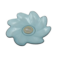 flower-shaped-plastic-plates